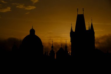 Çek Cumhuriyeti 'nin Prag kentindeki Vltava Nehri' ni geçen bir ortaçağ taş kemer köprüsü olan Charles Köprüsü, 8 Ekim 2022.