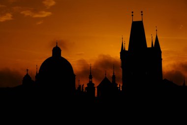 Çek Cumhuriyeti 'nin Prag kentindeki Vltava Nehri' ni geçen bir ortaçağ taş kemer köprüsü olan Charles Köprüsü, 8 Ekim 2022.