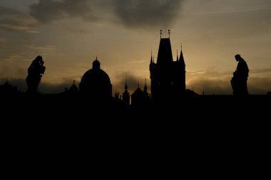 Çek Cumhuriyeti 'nin Prag kentindeki Vltava Nehri' ni geçen bir ortaçağ taş kemer köprüsü olan Charles Köprüsü, 8 Ekim 2022.