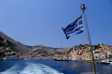 5 Ağustos 2022 'de Yunanistan' ın Suriye kentinde bir yolcu gemisinde Yunan bayrağı sallayan