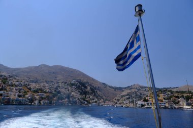 5 Ağustos 2022 'de Yunanistan' ın Suriye kentinde bir yolcu gemisinde Yunan bayrağı sallayan