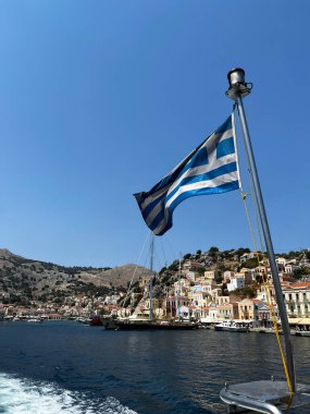 5 Ağustos 2022 'de Yunanistan' ın Suriye kentinde bir yolcu gemisinde Yunan bayrağı sallayan