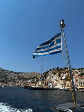 5 Ağustos 2022 'de Yunanistan' ın Suriye kentinde bir yolcu gemisinde Yunan bayrağı sallayan