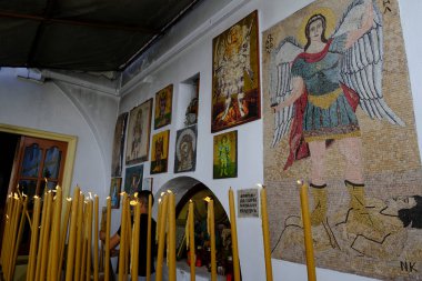 Bir ibadet eden, 31 Temmuz 2022 'de Yunanistan' ın Symi Dodecanese kentindeki Başmelek Manastırı 'nda mum yakar.