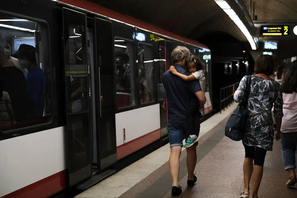 Gente Espera Una Plataforma Metro Nuremberg Alemania Julio 2022 — Foto de Stock