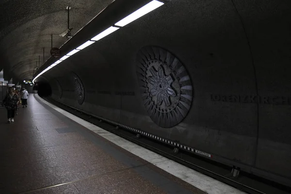 Mensen Wachten Een Metrostation Neurenberg Duitsland Juli 2022 — Stockfoto
