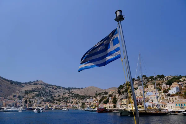 5 Ağustos 2022 'de Yunanistan' ın Suriye kentinde bir yolcu gemisinde Yunan bayrağı sallayan