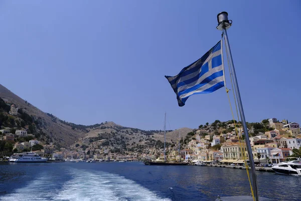 5 Ağustos 2022 'de Yunanistan' ın Suriye kentinde bir yolcu gemisinde Yunan bayrağı sallayan