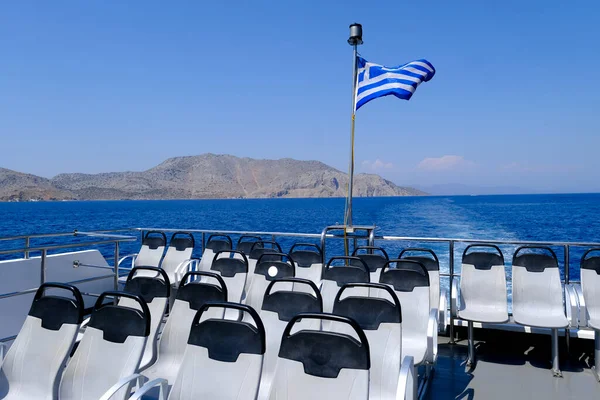 Powiewająca Grecka Flaga Statku Wycieczkowym Symi Grecja Sierpnia 2022 — Zdjęcie stockowe