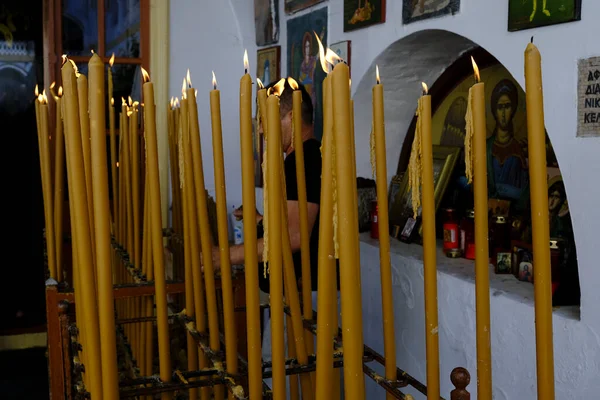 Ein Verehrer Zündet Eine Kerze Heiligen Kloster Des Erzengels Michael — Stockfoto