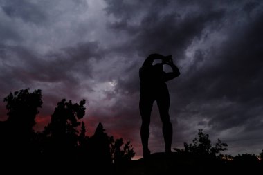 14 Ağustos 2022 'de Atina, Yunanistan' da bulutlu bir günde Discus Thrower 'ın ünlü statüsü.