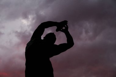 14 Ağustos 2022 'de Atina, Yunanistan' da bulutlu bir günde Discus Thrower 'ın ünlü statüsü.