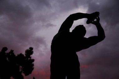 14 Ağustos 2022 'de Atina, Yunanistan' da bulutlu bir günde Discus Thrower 'ın ünlü statüsü.