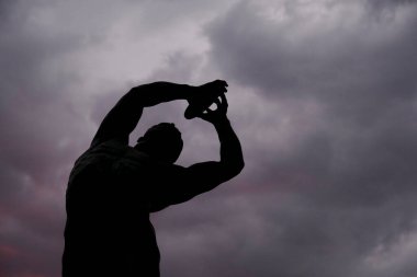 14 Ağustos 2022 'de Atina, Yunanistan' da bulutlu bir günde Discus Thrower 'ın ünlü statüsü.