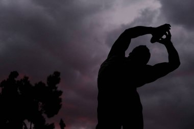 14 Ağustos 2022 'de Atina, Yunanistan' da bulutlu bir günde Discus Thrower 'ın ünlü statüsü.