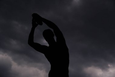 14 Ağustos 2022 'de Atina, Yunanistan' da bulutlu bir günde Discus Thrower 'ın ünlü statüsü.