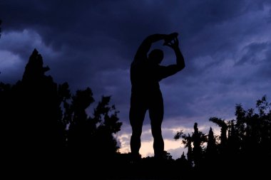 14 Ağustos 2022 'de Atina, Yunanistan' da bulutlu bir günde Discus Thrower 'ın ünlü statüsü.