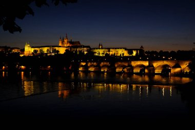 Çek Cumhuriyeti 'nin Prag kentindeki Vltava Nehri' ni geçen bir ortaçağ taş kemer köprüsü olan Charles Köprüsü 'nün gece görüşü 27 Temmuz 2022.