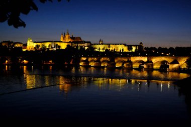 Çek Cumhuriyeti 'nin Prag kentindeki Vltava Nehri' ni geçen bir ortaçağ taş kemer köprüsü olan Charles Köprüsü 'nün gece görüşü 27 Temmuz 2022.