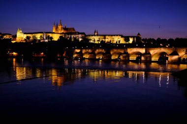 Çek Cumhuriyeti 'nin Prag kentindeki Vltava Nehri' ni geçen bir ortaçağ taş kemer köprüsü olan Charles Köprüsü 'nün gece görüşü 27 Temmuz 2022.
