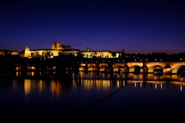 Çek Cumhuriyeti 'nin Prag kentindeki Vltava Nehri' ni geçen bir ortaçağ taş kemer köprüsü olan Charles Köprüsü 'nün gece görüşü 27 Temmuz 2022.