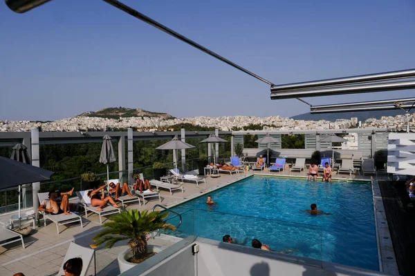 人々は2022年8月20日にギリシャのアテネの屋上庭園でプールを楽しむ — ストック写真