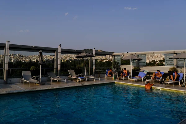 Lidé Užívají Bazén Střešní Zahradě Atény Řecko Srpna 2022 — Stock fotografie