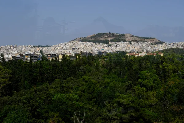 Atina, Yunanistan 'daki en büyük kamu parklarından biri olan Pedion Areos' un 20 Ağustos 2022 'deki panoramik manzarası.