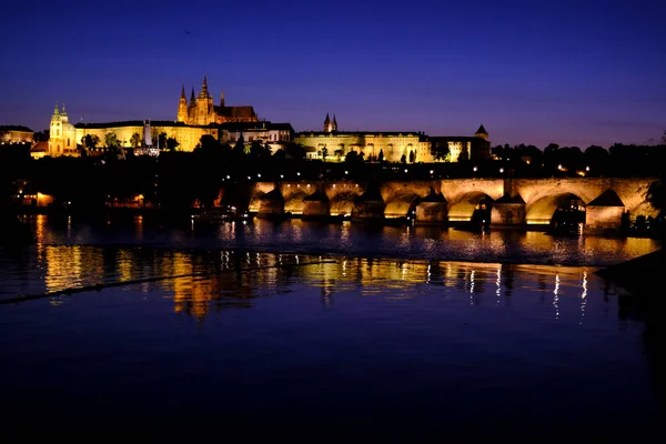 Çek Cumhuriyeti 'nin Prag kentindeki Vltava Nehri' ni geçen bir ortaçağ taş kemer köprüsü olan Charles Köprüsü 'nün gece görüşü 27 Temmuz 2022.
