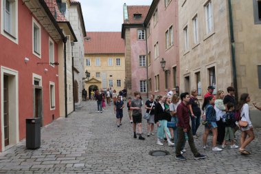 27 Temmuz 2022 'de Çek Cumhuriyeti' nin Prag kentindeki bir şato kompleksi olan Prag Kalesi 'nde yürüyen turistler görülüyor..