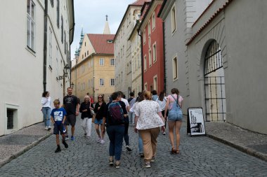 27 Temmuz 2022 'de Çek Cumhuriyeti' nin Prag kentindeki bir şato kompleksi olan Prag Kalesi 'nde yürüyen turistler görülüyor..