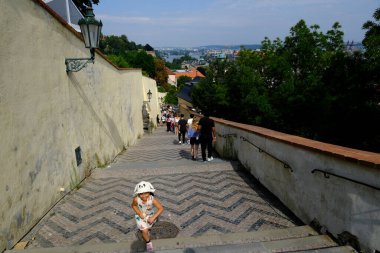 27 Temmuz 2022 'de Çek Cumhuriyeti' nin Prag kentindeki bir şato kompleksi olan Prag Kalesi 'nde yürüyen turistler görülüyor..