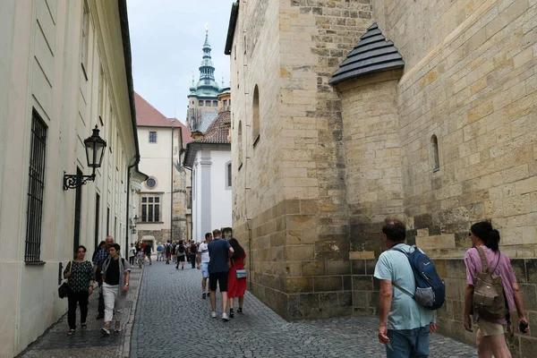 Turister Promenad Prag Slott Som Ett Slott Komplex Prag Tjeckien — Stockfoto