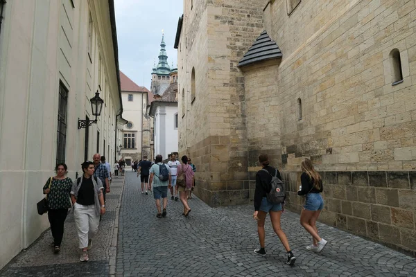 Turistas Caminham Castelo Praga Que Complexo Castelos Praga República Checa — Fotografia de Stock