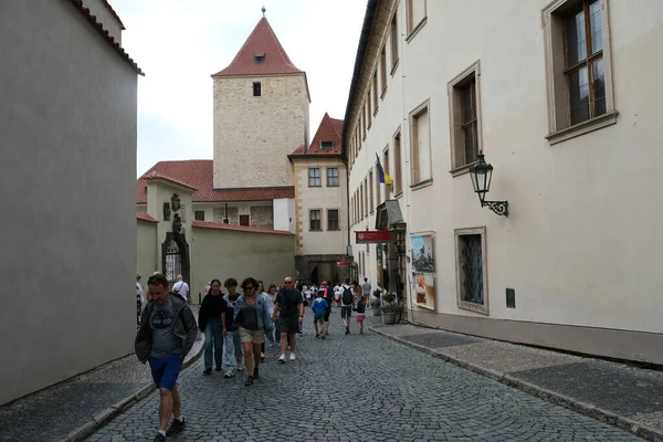 Turister Promenad Prag Slott Som Ett Slott Komplex Prag Tjeckien — Stockfoto