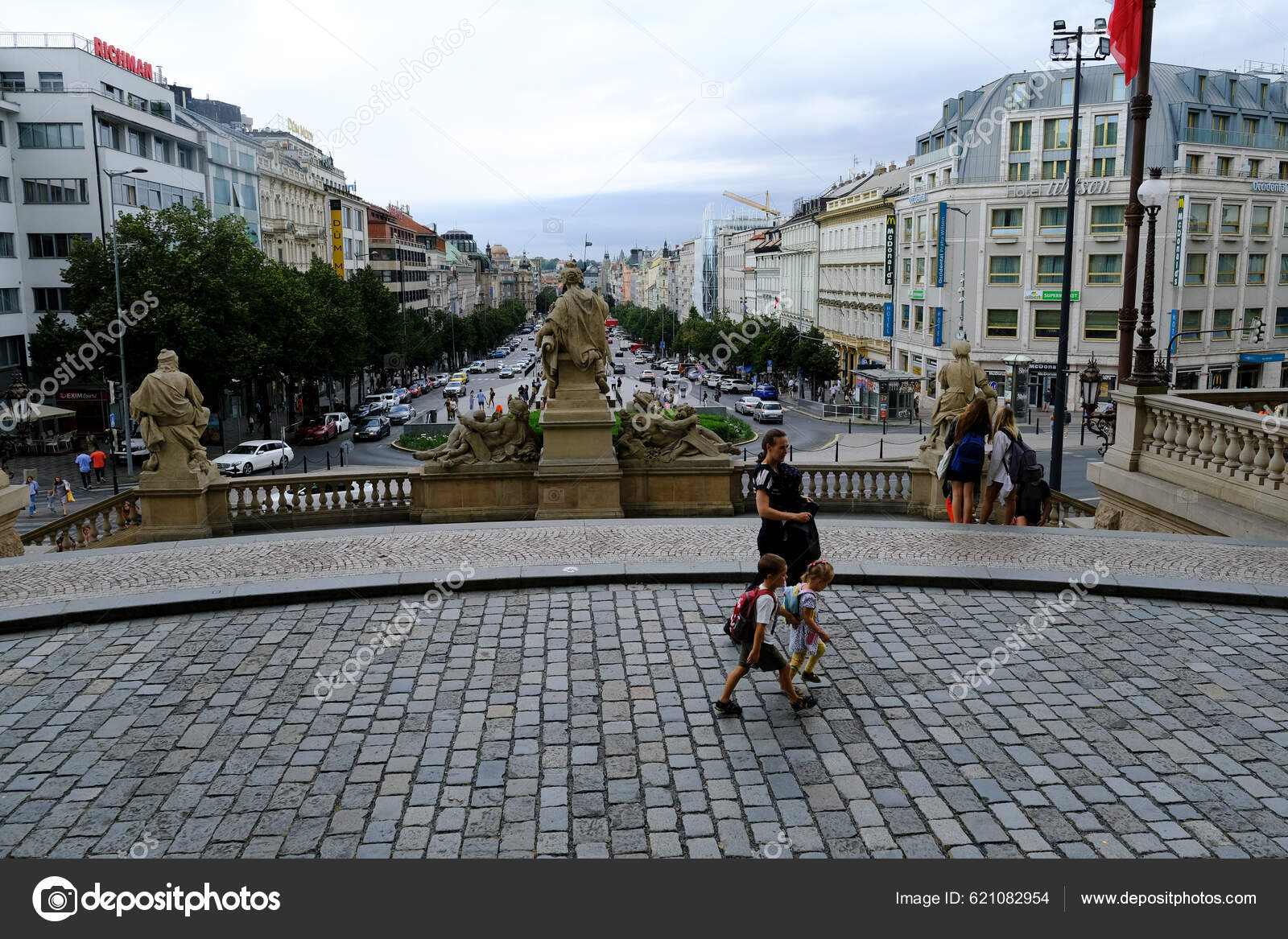 People Walk Central Streets Hot Day Prague Czech Republic July — Stock  Editorial Photo © Ale_Mi #621082954