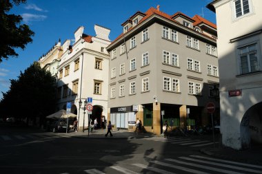 Çek Cumhuriyeti 'nin Prag kentindeki sıcak bir günde 27 Temmuz 2022' de insanlar merkez caddelerde yürüyorlar..