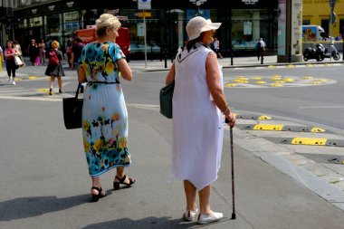 Çek Cumhuriyeti 'nin Prag kentindeki sıcak bir günde 27 Temmuz 2022' de insanlar merkez caddelerde yürüyorlar..