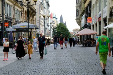 Çek Cumhuriyeti 'nin Prag kentindeki sıcak bir günde 27 Temmuz 2022' de insanlar merkez caddelerde yürüyorlar..