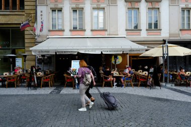 Çek Cumhuriyeti 'nin Prag kentindeki sıcak bir günde 27 Temmuz 2022' de insanlar merkez caddelerde yürüyorlar..