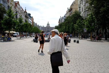 Çek Cumhuriyeti 'nin Prag kentindeki sıcak bir günde 27 Temmuz 2022' de insanlar merkez caddelerde yürüyorlar..