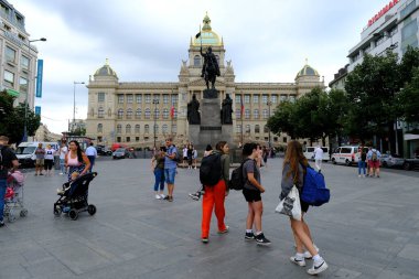 Çek Cumhuriyeti 'nin Prag kentindeki sıcak bir günde 27 Temmuz 2022' de insanlar merkez caddelerde yürüyorlar..