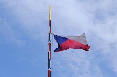 Çek Cumhuriyeti 'nin Prag, Çek Cumhuriyeti' ndeki bir binanın önünde 27 Temmuz 2022 'de dalgalanan bayrak.