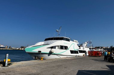 Yunanistan 'ın Symi limanında 3 Ağustos 2022 tarihinde bir tekne görüldü..