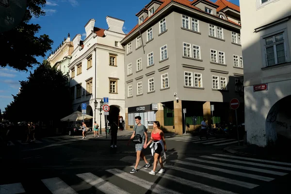 Pessoas Caminham Nas Ruas Centrais Durante Dia Quente Praga República — Fotografia de Stock