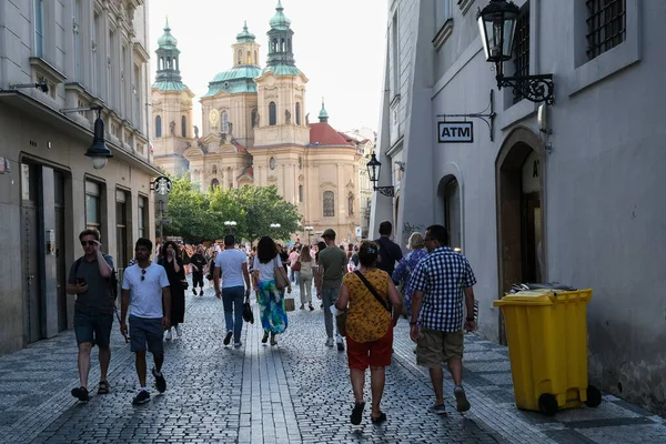 Pessoas Caminham Nas Ruas Centrais Durante Dia Quente Praga República — Fotografia de Stock