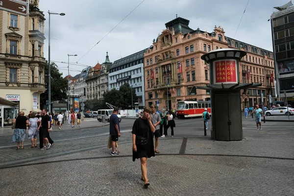 Άνθρωποι Περπατούν Κεντρικούς Δρόμους Κατά Διάρκεια Μιας Ζεστής Ημέρας Στην — Φωτογραφία Αρχείου