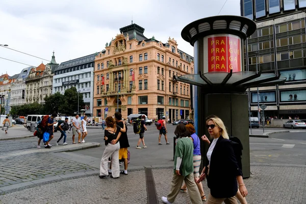 Människor Går Centrala Gator Varm Dag Prag Tjeckien Den Juli — Stockfoto
