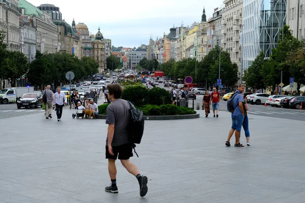 Människor Går Centrala Gator Varm Dag Prag Tjeckien Den Juli — Stockfoto
