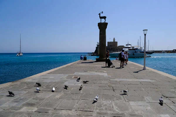 Gente Camina Paseo Marítimo Isla Rodas Grecia Julio 2022 —  Fotos de Stock
